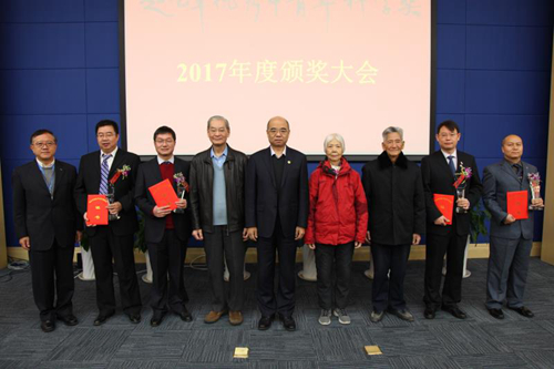 “赵九章优秀中青年科学奖”获奖者与颁奖嘉宾合影</p><p>　　左起：吴季、辛金元（获奖者）、付广裕（获奖者）、陈运泰院士、相里斌、赵理曾、王游琪、陈耀（获奖者）、陆其峰（获奖者）