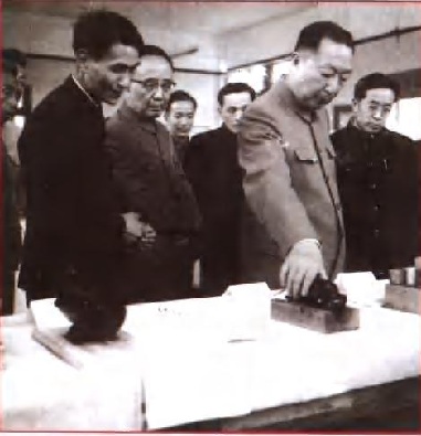 图5 - 聂荣臻（右二）与郭沫若（左二）在上海机电设计研究院（图片来源：参考文献[1]）