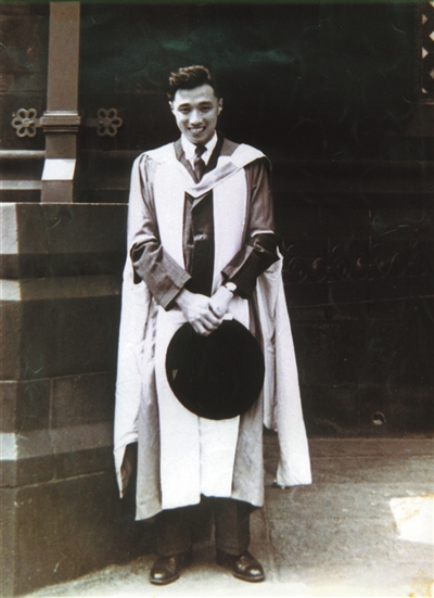 图7 - 1950年，杨南生从曼彻斯特大学获得博士学位（图片来源：陕西工人报）