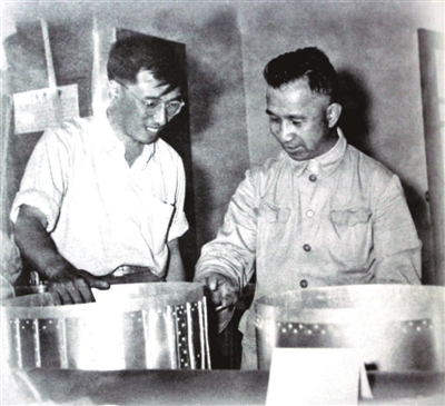 图10 - 杨南生（左）在实验室（图片来源：陕西工人报）