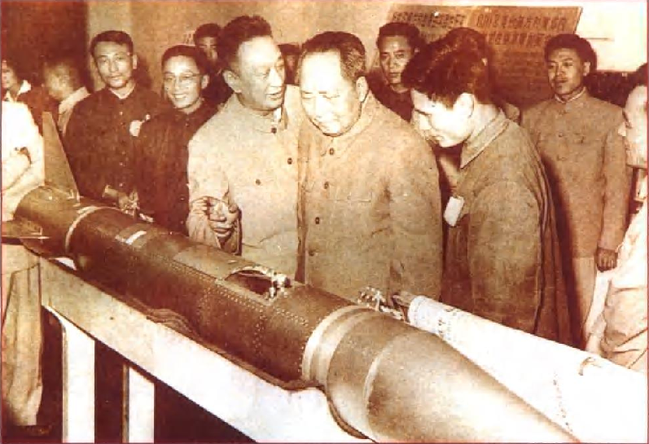 图17 - 1960年5月28日，毛泽东参观“T-7M”火箭（图片来源：参考文献[1]）