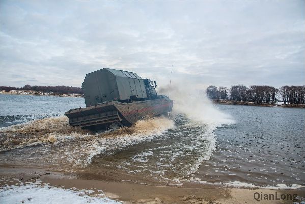 10.PTS-4两栖运输车搭载PP-2500M驶入河中。