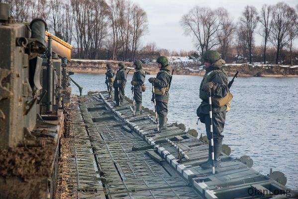 18.俄军工兵车辆驶上PP-2500M舟桥，前方的带铲斗的为IMR-2战斗工程车。