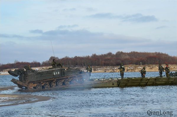 19.俄军工程车辆驶上PP-2500M舟桥。