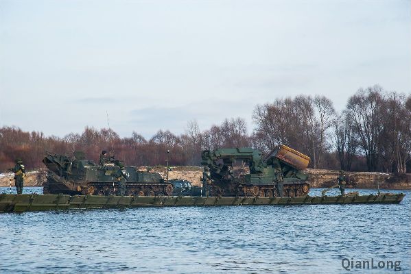 21.俄军工兵车辆停在PP-2500M舟桥上，右方的为IMR-2战斗工程车。