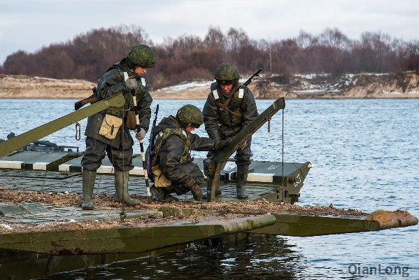 22.俄军工兵对舟桥PP-2500M舟桥进行调整。