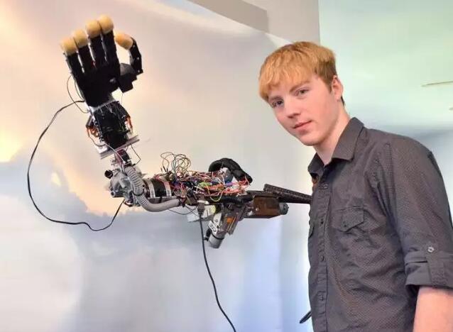 19岁少年震惊奥巴马的发明，用脑电波控制机械手臂！