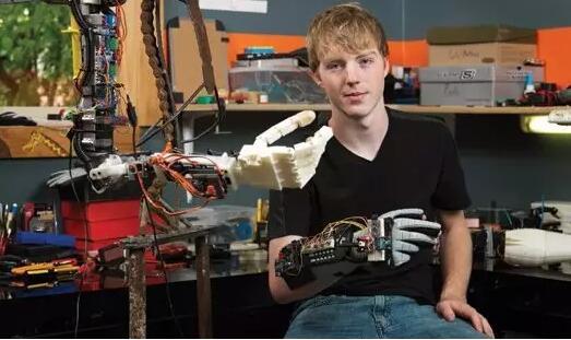 19岁少年震惊奥巴马的发明，用脑电波控制机械手臂！