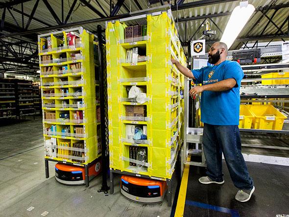 亚马逊在配送中心部署了3万仓储机器人